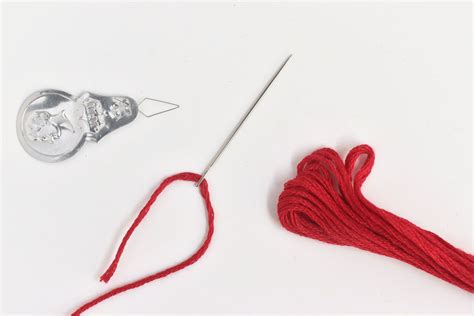 How to Thread an Embroidery Needle: A Delicate Dance Between Precision and Creativity